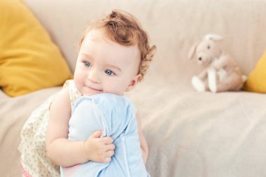 güzel bebek odasında oynarken