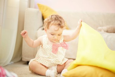 güzel bebek odasında oynarken