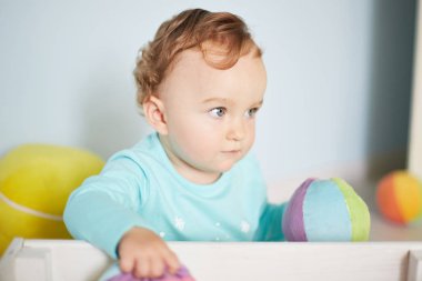 küçük çocuk stüdyoda oyuncaklarla oynuyor