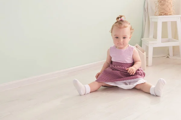 Niña está sentada en el estudio y está jugando — Foto de Stock