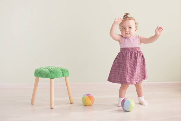 портрет милой маленькой девочки в розовом платье