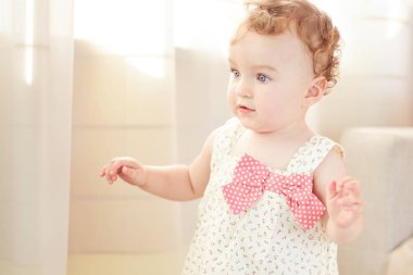 güzel bebek odasında oynarken