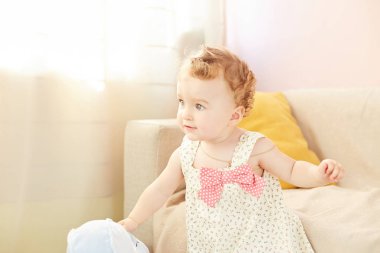 güzel bebek odasında oynarken