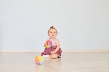 küçük çocuk stüdyoda oyuncaklarla oynuyor