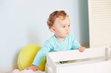 küçük çocuk stüdyoda oyuncaklarla oynuyor