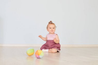 küçük çocuk stüdyoda oyuncaklarla oynuyor
