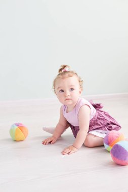 küçük çocuk stüdyoda oyuncaklarla oynuyor