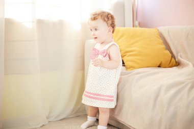 güzel bebek odasında oynarken