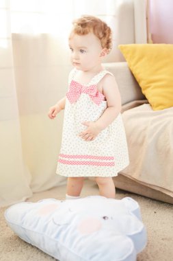 güzel bebek odasında oynarken