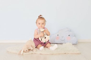 küçük çocuk stüdyoda oyuncaklarla oynuyor