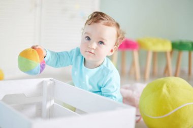 küçük çocuk stüdyoda oyuncaklarla oynuyor