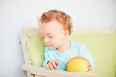 küçük çocuk stüdyoda oyuncaklarla oynuyor