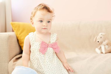 güzel bebek odasında oynarken