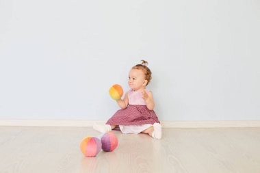 küçük çocuk stüdyoda oyuncaklarla oynuyor