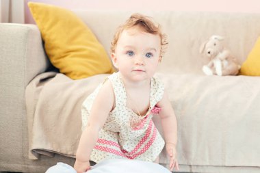 güzel bebek odasında oynarken