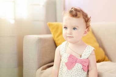 güzel bebek odasında oynarken