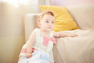 güzel bebek odasında oynarken