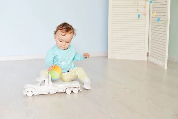 Niño juega con un coche en el estudio — Foto de Stock