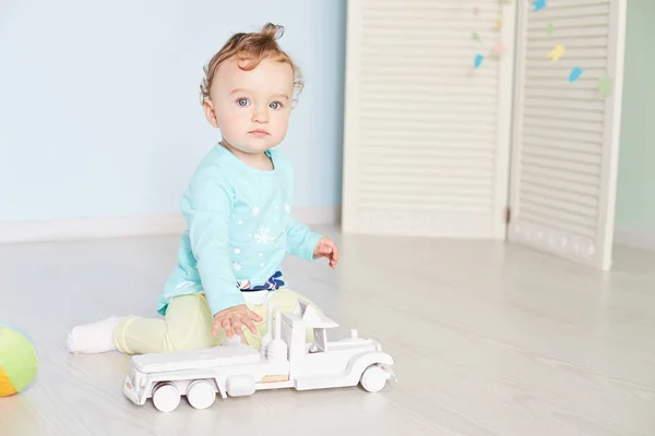 Stüdyoda bir araba ile çocuk çalış — Stok fotoğraf