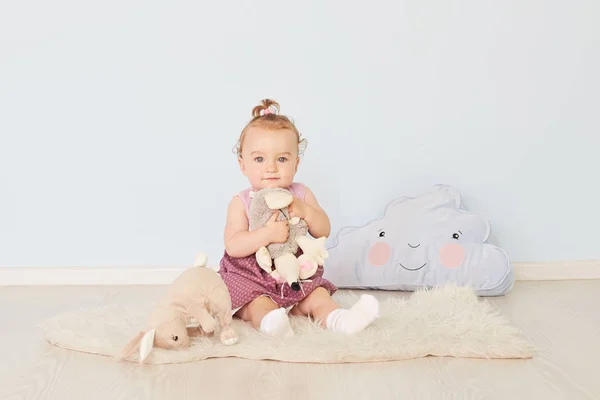 Criança está brincando com brinquedos no estúdio — Fotografia de Stock