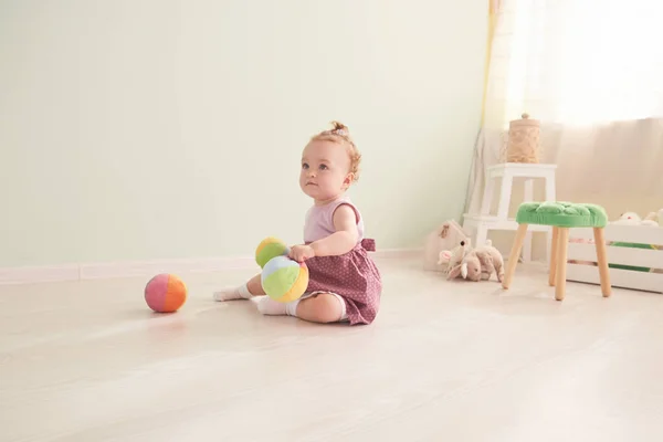 Criança está brincando com brinquedos no estúdio — Fotografia de Stock