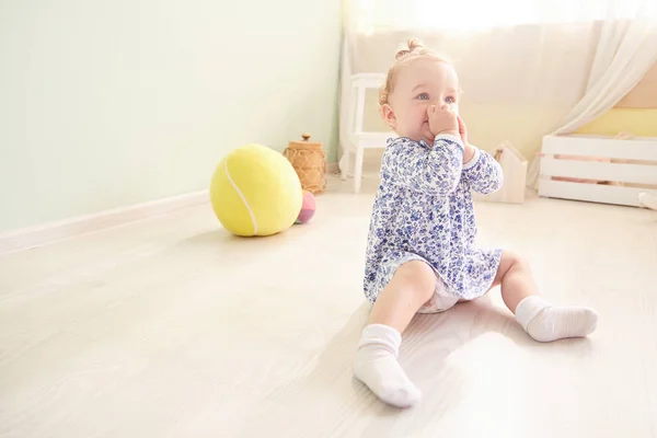 Retrato de um pequeno bebê emoções — Fotografia de Stock