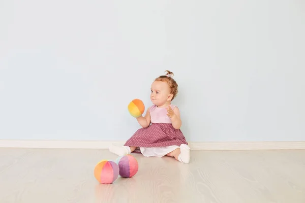 Küçük çocuk stüdyoda oyuncaklarla oynuyor — Stok fotoğraf