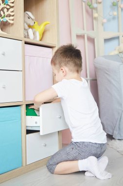 elinde çocuk dolap yakın yerdeki oturdu