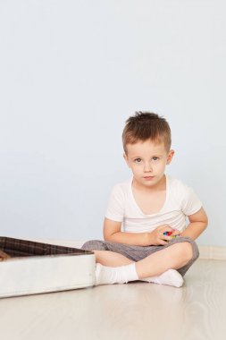 Çocuk odasında beyaz çanta oturuyor