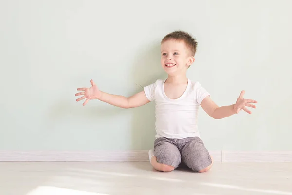 幸せなかわいい子合掌手を差し伸べると何かをキャッチ. — ストック写真