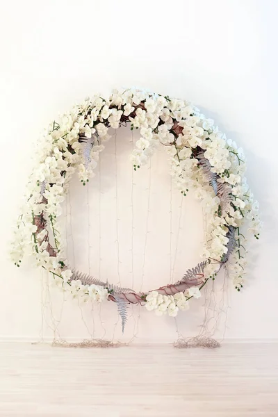 Una hermosa corona grande de flores blancas en la pared — Foto de Stock