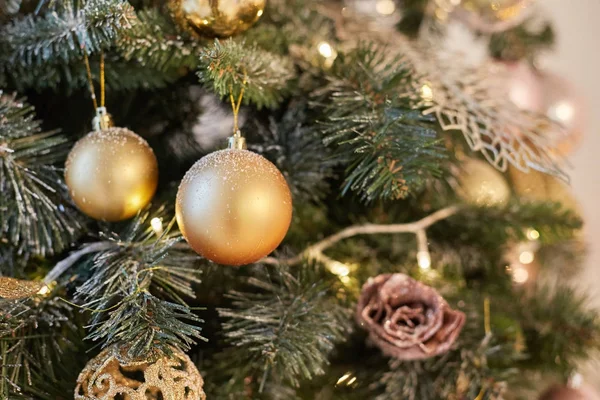 Fondo navideño dorado de luces desenfocadas con árbol decorado —  Fotos de Stock