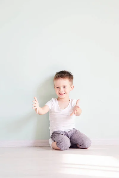 幸せなかわいい子合掌手を差し伸べると何かをキャッチ. — ストック写真