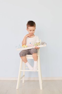 bir çocuk bir makine ile çalış ve sandalyeye oturur