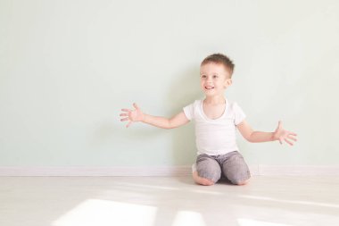 Onun avuç içi ulaşan ve bir şey yakalamak mutlu sevimli çocuk.