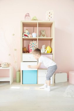 elinde çocuk dolap yakın yerdeki oturdu