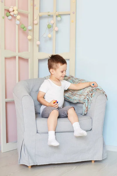 部屋の椅子に座っている男の子の赤ちゃん — ストック写真