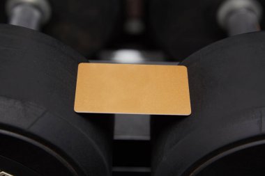 Altın indirim kartı spor ürünler arka plan üzerinde fitness için