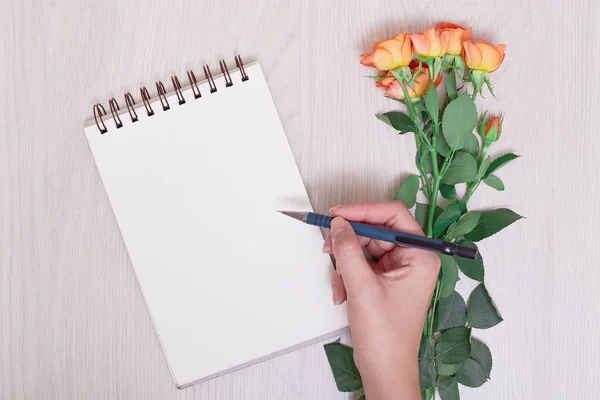 Cuaderno Blanco Blanco Lápiz Escritura Mano Cuaderno Papel Pluma Flores — Foto de Stock