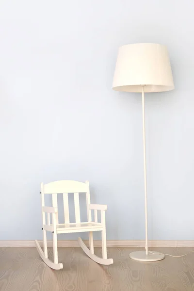 Modernes Interieur Mit Vintage Lampe Und Stuhl Auf Holzboden Gegen — Stockfoto