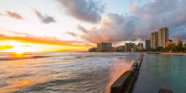 Waikiki Beach Oahu üzerinde günbatımında