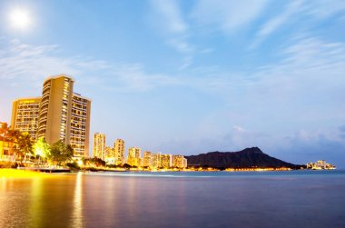 Waikiki ve Diamond Head geceleri