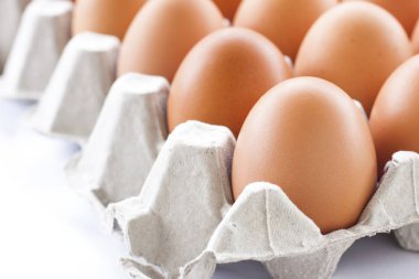 Kahvaltı, protein formu sarısı ve albümin beyaz bir arka plan veya düz ahşap bir masa yemek yumurta.