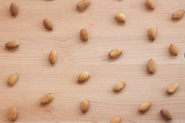 Badem beyaz bir arka plan veya düz ahşap bir masa. Kadın ellerinize badem.