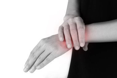 Kadınlar vardır inflamasyon ve şişlik neden beyaz arka plan üzerinde izole bir baş ağrılı bilek.
