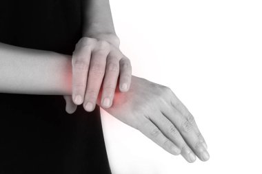 Kadınlar vardır inflamasyon ve şişlik neden beyaz arka plan üzerinde izole bir baş ağrılı bilek.