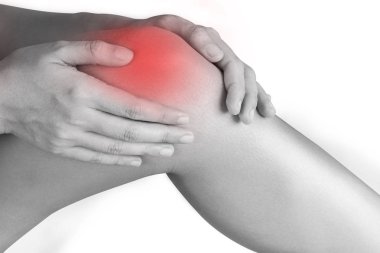 Kadınlar vardır inflamasyon ve şişlik neden beyaz arka plan üzerinde izole bir acı acıyan diz.