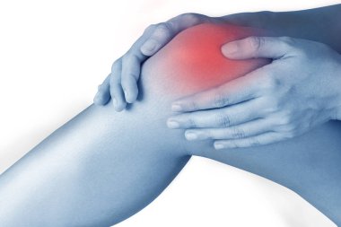 Kadınlar vardır inflamasyon ve şişlik neden beyaz arka plan üzerinde izole bir acı acıyan diz.