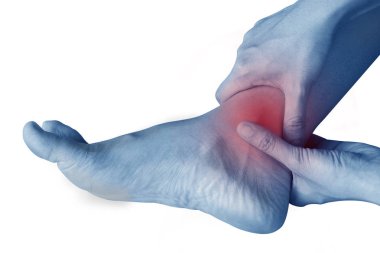 Kadınlar vardır inflamasyon ve şişlik neden beyaz arka plan üzerinde izole bir ağrı boğaz ayak bileği.
