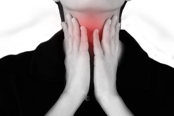 Wanita memiliki peradangan dan pembengkakan menyebabkan nyeri tenggorokan Sore, terisolasi pada latar belakang putih . — Stok Foto